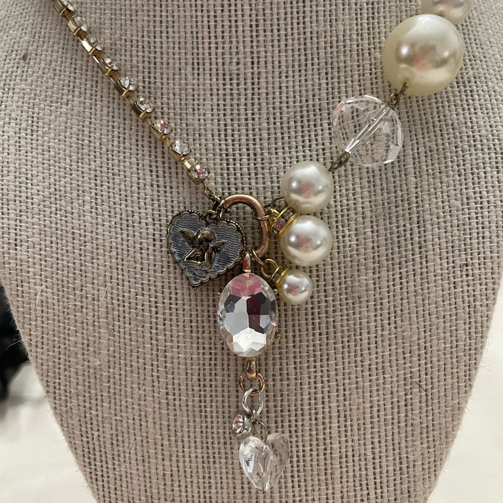 Statement necklace with carabiner closer